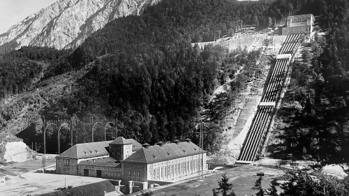 Historische Außenansicht des Walchenseekraftwerks.