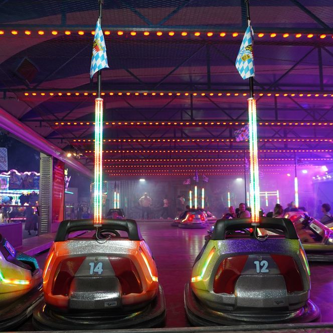 Autoscooter bei Dämmerung 