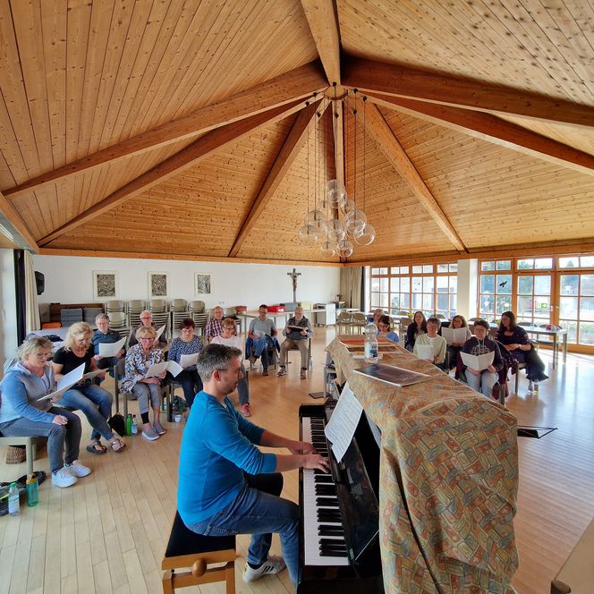 Chorprobe vom Kirchenchor St. Michael in Seehausen mit Pianist im Vordergrund