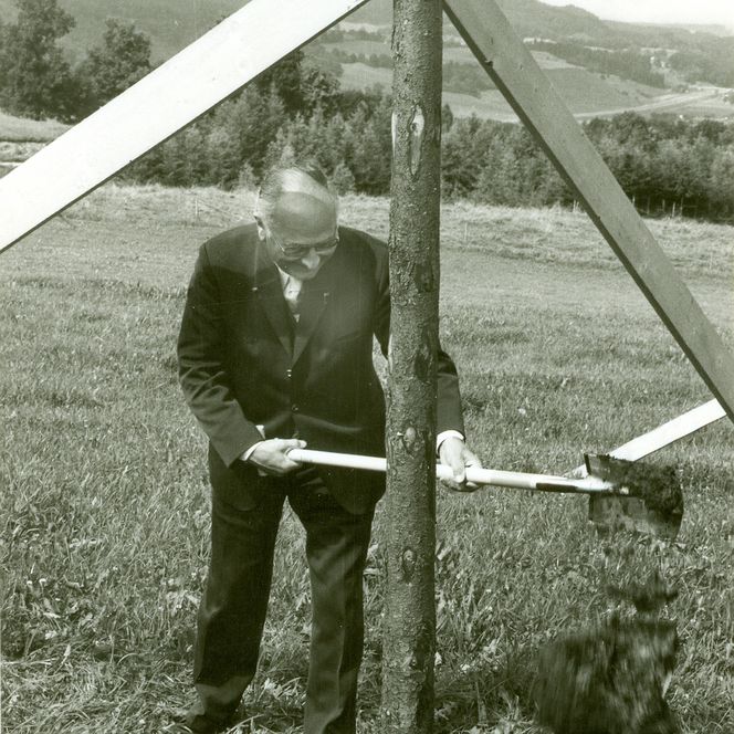 Bild aus dem Jahr 1973 zur Grundsteinlegung und dem 1. Spatenstich des Freilichtmuseums Glentleiten