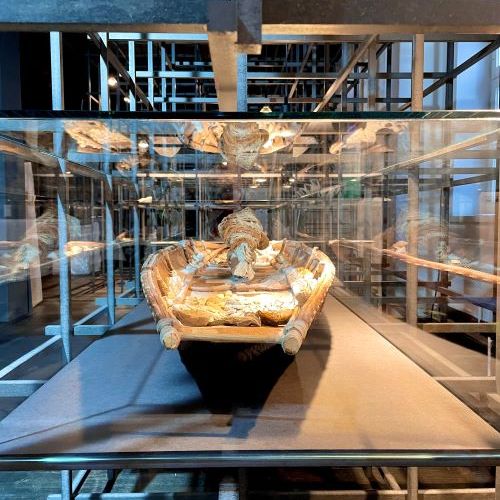 Ein sehr altes Boot in der Ausstellung im Schloßmuseum Murnau.