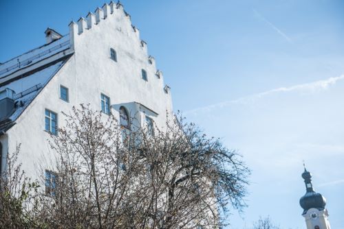 Außenansicht des Schloßmuseum Murnau im Winter.