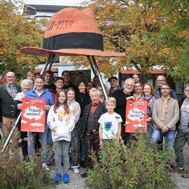 10. Murnauer Horvath-Tage: Gruppenfoto vorm Horvath-Hut im Kurpark Murnau