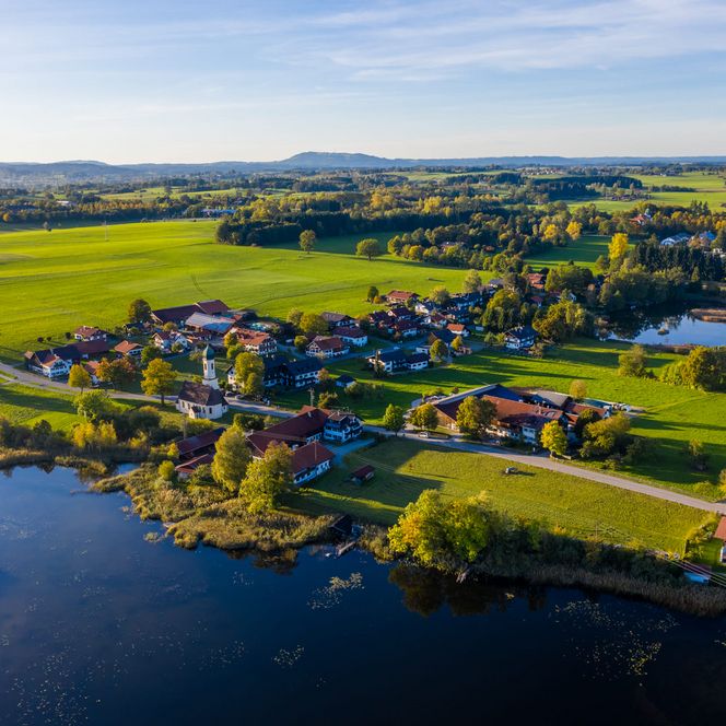 Luftaufnahme über Froschhausen mit Froschhauser See.