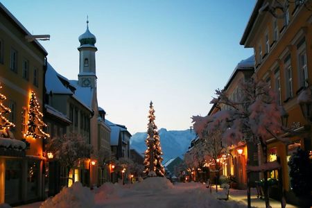 Weihnachtliche Fußgängerzone Murnau mit Schnee.