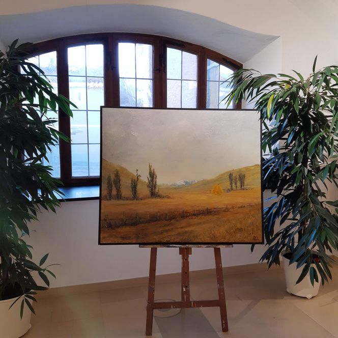 Ein Gemälde auf einer Staffelei bei einer Ausstellung im Rathaus Foyer. 