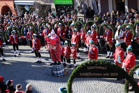 Die Schäffler führen ihren traditionellen Tanz auf.